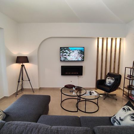 Grey Swan - Modern & Stylish Apartment With Private Parking Vólos Extérieur photo