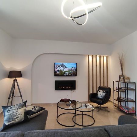 Grey Swan - Modern & Stylish Apartment With Private Parking Vólos Extérieur photo