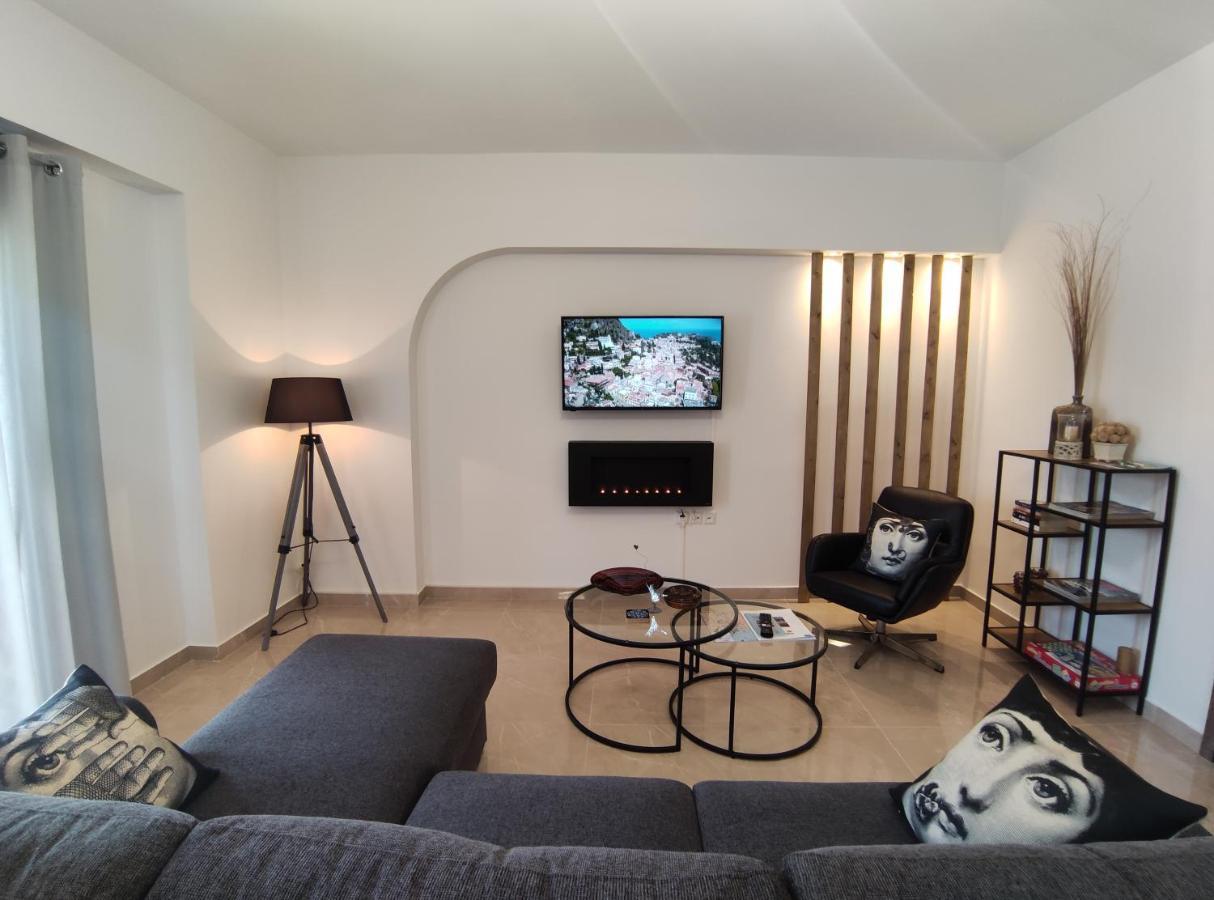 Grey Swan - Modern & Stylish Apartment With Private Parking Vólos Extérieur photo