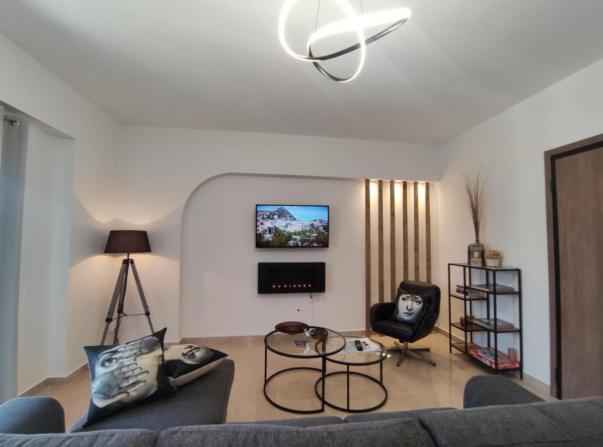 Grey Swan - Modern & Stylish Apartment With Private Parking Vólos Extérieur photo
